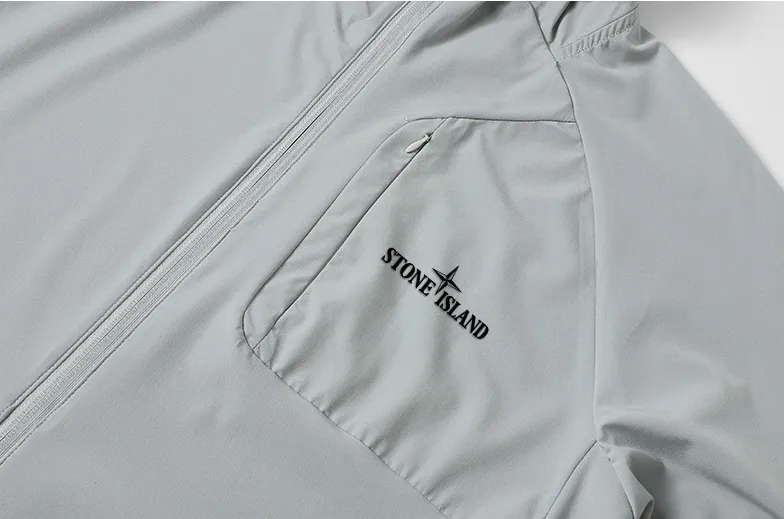 P290 Stone Island sun protection jacket, a cool and popular thin jacket made of super soft fabric. Fashionable urban versatile style, a must-have item in summer, quick-drying clothes, quick dehydration and drying after washing, the upper body is breathable and fashionable and beautiful. The specially supplied fabrics are all polyester fiber fabrics imported from the UK. They have a light luster, unique texture, soft and smooth feel, and excellent details. It is not a product that can be compared with ordinary fabrics. Customized original logo hardware and accessories design! The details are very good. Give outdoor users a full experience and complete protection, bringing us closer to the challenges of nature, sun protection fabrics! A must-have item for trendy men and trendy women, highly recommended! Size:Size:S-XL